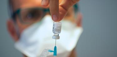 Reino Unido revisará la efectividad de la vacuna de Pfizer ante nuevas dudas