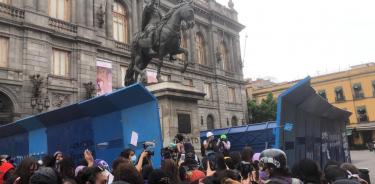 Policías repelen agresión de feministas en palacio de Bellas Artes