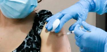 Inyectan por error seis dosis de la vacuna contra COVID a una joven italiana