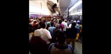 Marabunta de usuarios en el Metro Pantitlán ignoran la sana distancia y a las autoridades