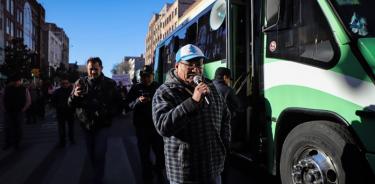 Transportistas protestan en el Zócalo; exigen aumento a la tarifa