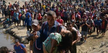 Migrantes entran por el río Suchiate; la GN los contiene en Ciudad Hidalgo