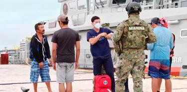 Rescata la Marina a cuatro hombres de lancha a la deriva en Isla Mujeres