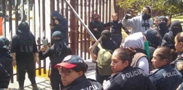 Encapuchados intentan tomar el IPN, fallan y detienen a 18; policías los liberan