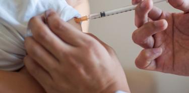 Debate por lote de vacuna triple viral que no es tan potente para rubeola