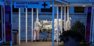 Muertes en Italia por coronavirus superan las 8 mil; suben de nuevo los contagios