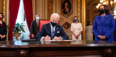 Biden desmantela en su primer día de presidente gran parte de la obra de Trump