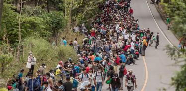 La caravana migrante supera retenes sin dificultad y cruza a Guatemala