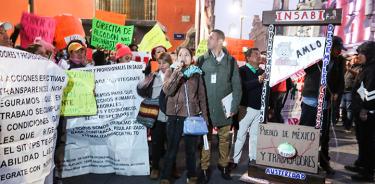 Marchan trabajadores del extinto Seguro Popular; piden ser recontratados