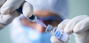Biden apoya que Pfizer empiece a exportar sobrante de vacunas fabricadas en EU