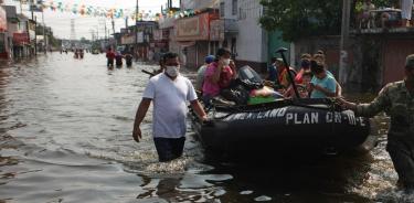 Ejército mexicano y ciudadanía refuerzan con costaleras la margen del río Grijalva
