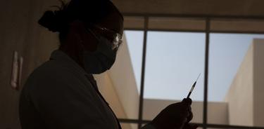 Cofepris libera dos lotes de la vacuna antiCOVID de CanSino envasados en Querétaro