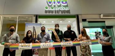 Viva Aerobus inaugura tienda con logotipo arcoíris en Puerto Vallarta