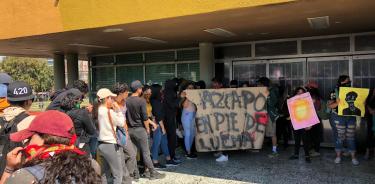 Alumnos del CCH Azcapotzalco marcharon a Rectoría y entregaron pliego petitorio