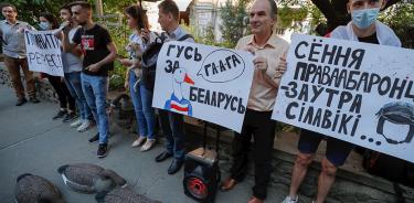 El régimen bielorruso liquida más de 40 ONG y amenaza con ampliar la “limpieza”