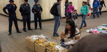 Las feministas desplazan a vendedores ambulantes en el Metro