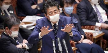 Abe propone dos cubrebocas por familia y desata ola de críticas en Japón