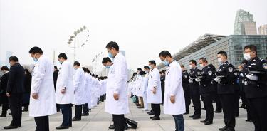 Cientos de millones de chinos homenajean a víctimas de la COVID-19