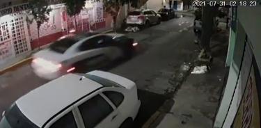 VIDEO Policías ignoran a motociclistas que se estrellan contra camioneta