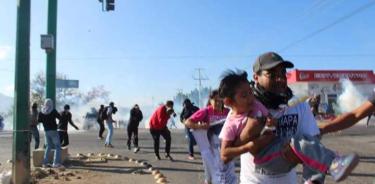 Padres de los 43 normalistas denuncian represión en Chiapas