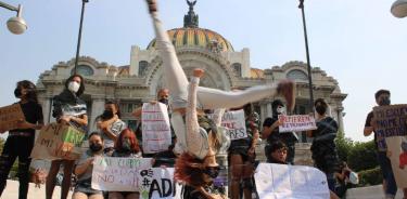 Alumnas de Academia de Danza Mexicana exigen destitución de maestros acusados de abuso
