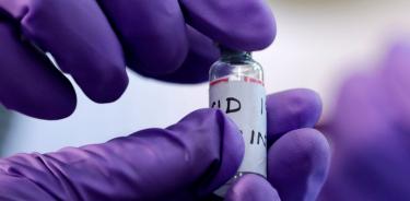 Vacunas COVID de AstraZeneca llegarán este martes a México para envasado: López-Gatell