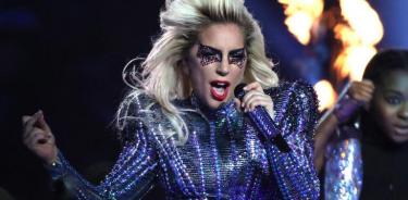 Fan tira a Lady Gaga durante concierto en Las Vegas