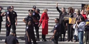 Arrestan a Jane Fonda cuando protestaba frente al Capitolio