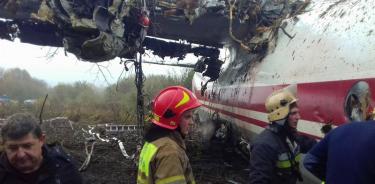 Avión aterriza de emergencia en Ucrania; hay al menos 5 muertos