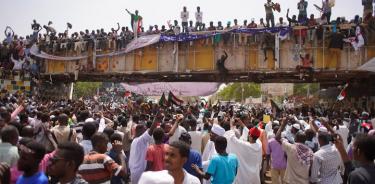 Dimite el jefe de la junta militar de Sudán; no apacigua las protestas
