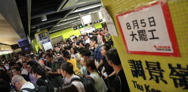 Manifestantes colapsan el metro de Hong Kong
