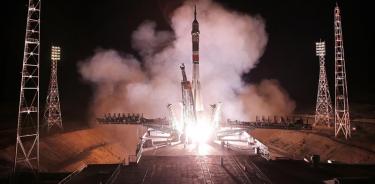 Se acopla nave Soyuz MS-13 a EEI