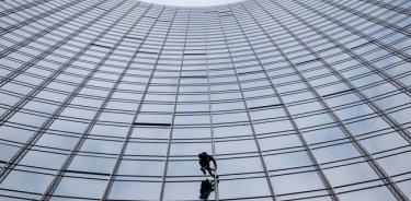 Arrestan a Spiderman francés tras escalar edificio en Frankfurt