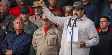 Maduro pone a milicianos a sembrar y promete milagro económico