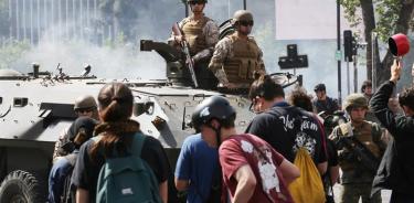 Chile se militariza para controlar disturbios que ya suman tres muertos