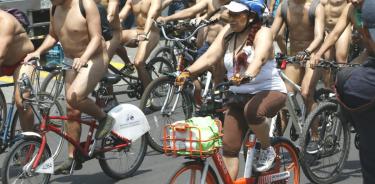 Ciclistas desnudos recorren la capital del país en favor del respeto