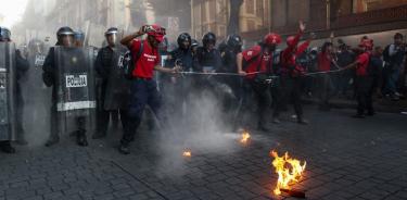 Anarquistas rompen cinturón de paz protagonizan disturbios; policía los repele