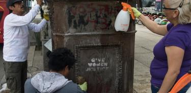 Limpian monumentos pintarrajeados en Reforma