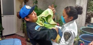 Apoyan policías auxiliares a mujeres en labor de parto en vía pública