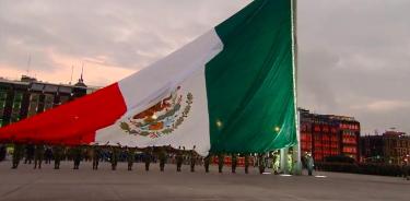 López Obrador iza bandera a media asta en memoria de víctimas de sismos