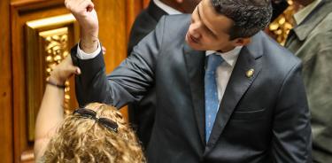 El Parlamento venezolano declara usurpador a Maduro