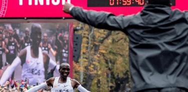 El keniata Eliud Kipchoge rompe la barrera de dos horas en el maratón