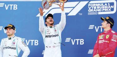 Hamilton aprovecha mal día de Ferrari para triunfar en GP de Rusia