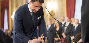 Conte jura su cargo como primer ministro italiano con guiños a Europa