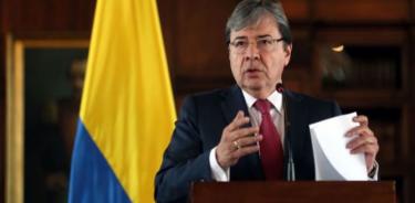 Canciller de Colombia acusa a Maduro de apoyar al ELN