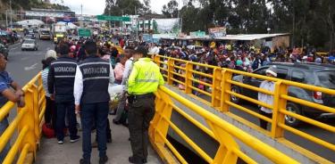 Cientos de venezolanos bloquean el paso en frontera entre Ecuador y Colombia