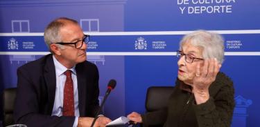 Ida Vitale rompe el protocolo durante el Premio Cervantes