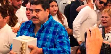 Amigos y familiares reciben restos de Norberto Ronquillo en Chihuahua