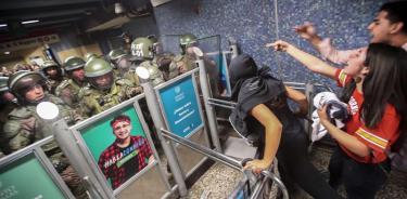 Cierra metro de Santiago ante protestas por aumento de tarifa