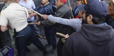 Manifestantes agarran a palazos y golpes a la Policía Militar en Palacio Nacional
